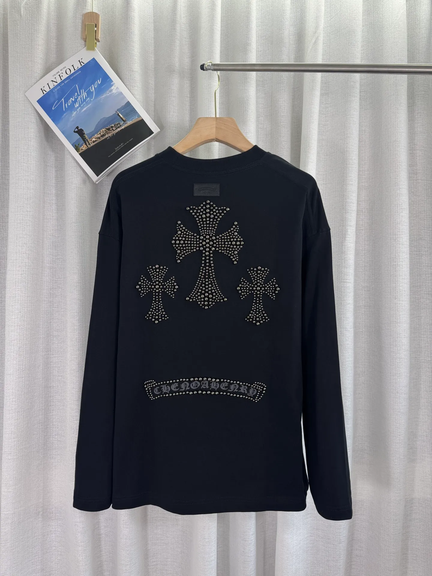 P250 top version, real shot without P, ​​different from market currency) 𝗖𝗵𝗿𝗼𝗺𝗲 𝗛𝗲𝗮𝗿𝘁𝘀/Cro Heart 2025 Autumn and Winter Horseshoe Cross Print Pearl Compass Couple Casual Long Sleeve 👑The highest version! Customized fabric 320g fabric! Horseshoe cross print pearl compass patch embroidery and exquisite embroidery of letters! The best-selling model in the counter, very comfortable to wear. Accessories: original molded and authenticated collar label➕100% silk wash label. Genuine purchase-grade original hangtag➕matching hanging rope➕3D hanging beads➕original packaging bag. Craftsmanship: The original version has consistent wiring! The highest version of the armhole matching technique! Color: Blue Black Size: S M L XL Style No.: 5171